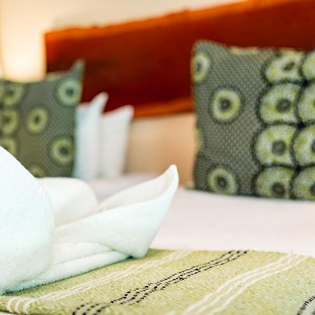 Bayete Guest Lodge วิกตอเรียฟอลส์ ภายนอก รูปภาพ