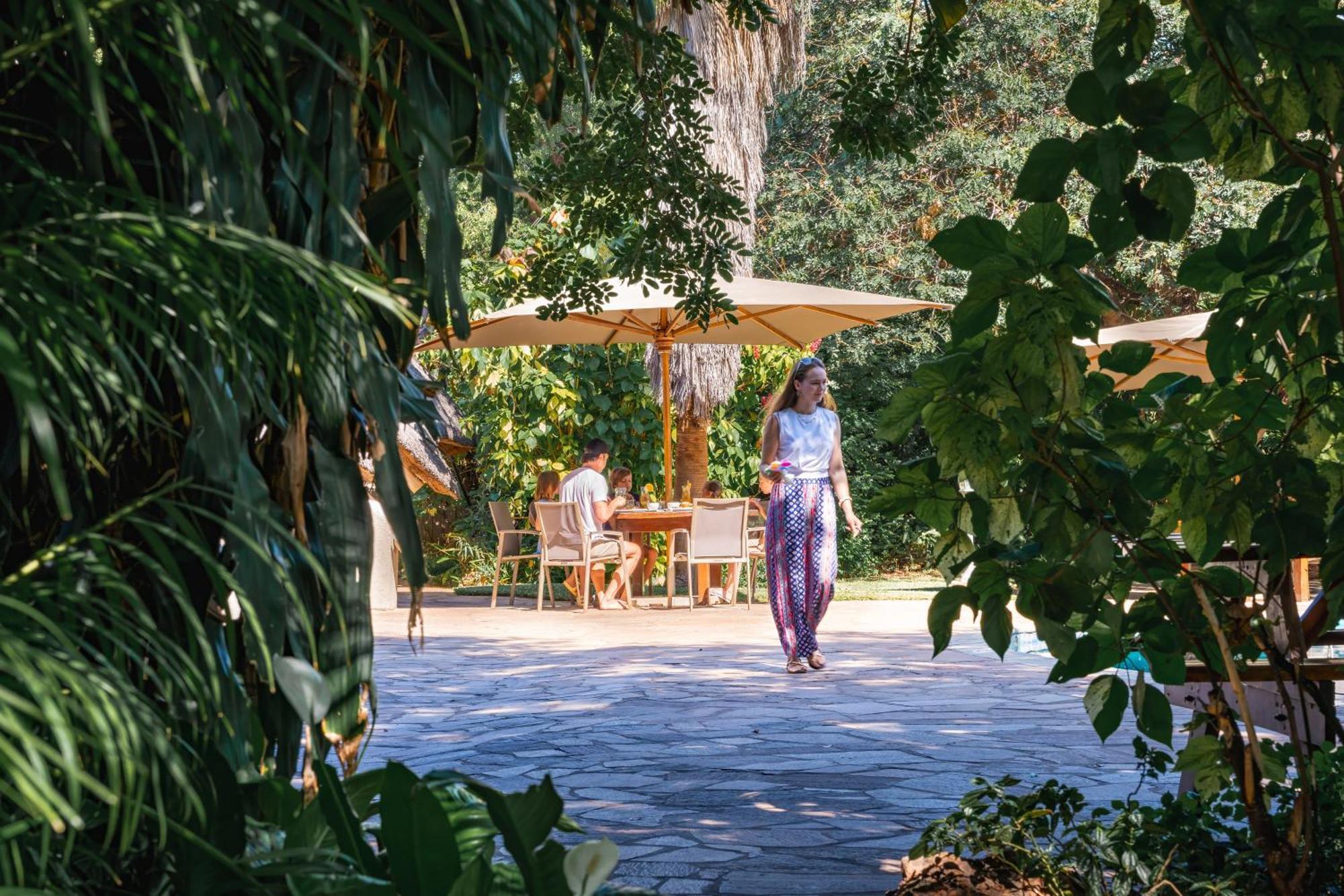 Bayete Guest Lodge วิกตอเรียฟอลส์ ภายนอก รูปภาพ
