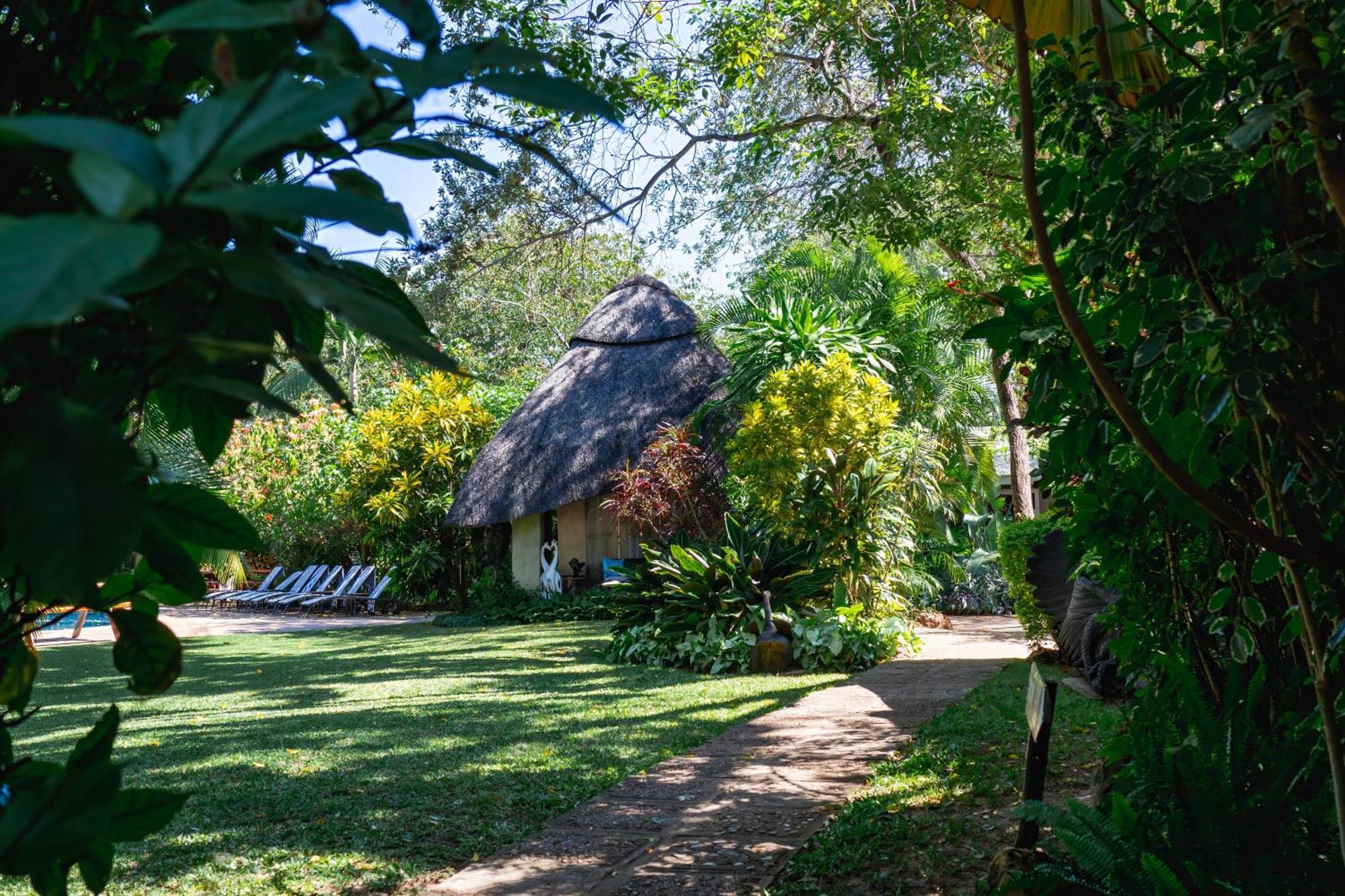 Bayete Guest Lodge วิกตอเรียฟอลส์ ภายนอก รูปภาพ